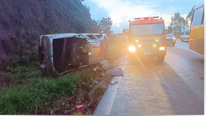 BR-356, Itabirito: caminhonete de empresa capota na Serra da Santa; 'A roda travou'