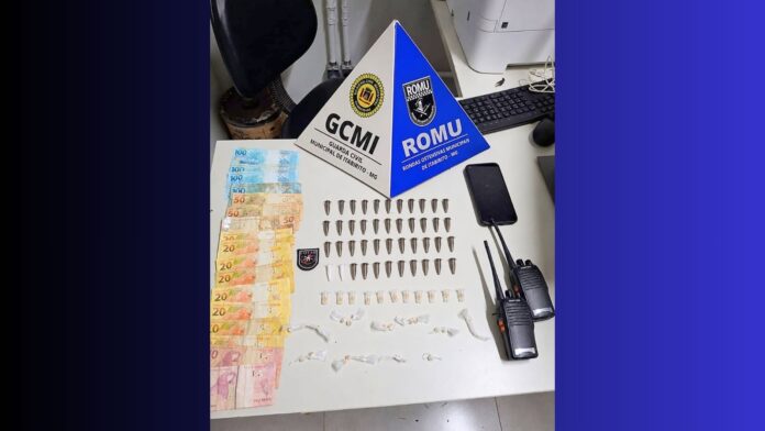 Itabirito: Romu flagra menor com 86 porções de drogas, rádios comunicadores e R$ 730 no PA Itabirito: Romu flagra menor com 86 porções de drogas, rádios comunicadores e R$ 730 no PA