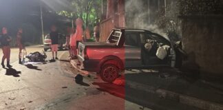 Itabirito: colisão entre moto e caminhonete deixa motociclista com fratura no fêmur; picape atinge muro Itabirito: colisão entre moto e caminhonete deixa motociclista com fratura no fêmur; picape atinge muro
