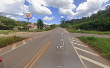 Próximo ao Laticínios Ita, em Itabirito, motociclista fica ferida após colisão com carro Próximo ao Laticínios Ita, em Itabirito, motociclista fica ferida após colisão com carro