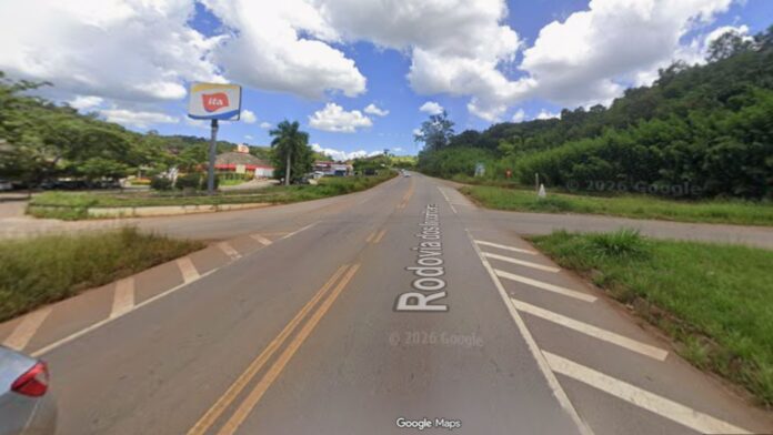 Próximo ao Laticínios Ita, em Itabirito, motociclista fica ferida após colisão com carro