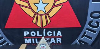 Tenta fugir pelo telhado do vizinho, mas acaba preso com comparsa, drogas e arma em Mariana Tenta fugir pelo telhado do vizinho, mas acaba preso com comparsa, drogas e arma em Mariana