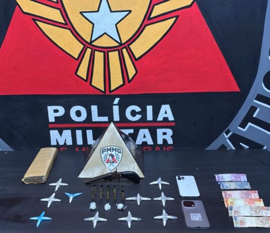 Tenta fugir pelo telhado do vizinho, mas acaba preso com comparsa, drogas e arma em Mariana Tenta fugir pelo telhado do vizinho, mas acaba preso com comparsa, drogas e arma em Mariana