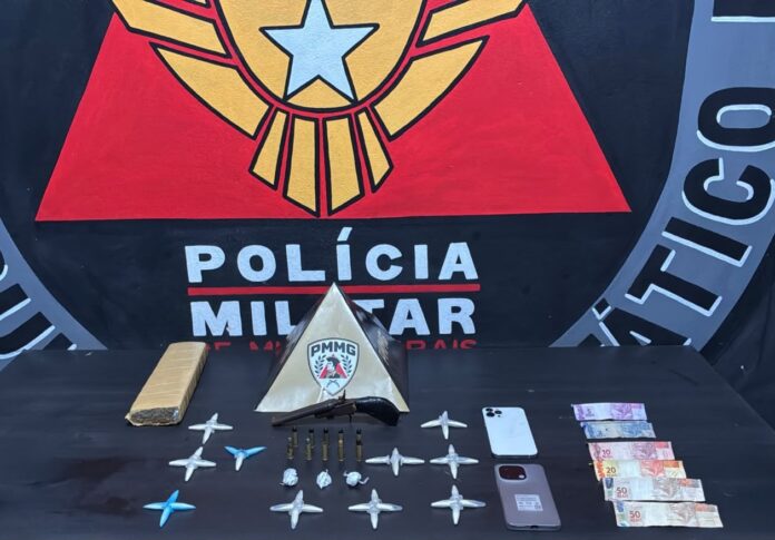 Tenta fugir pelo telhado do vizinho, mas acaba preso com comparsa, drogas e arma em Mariana