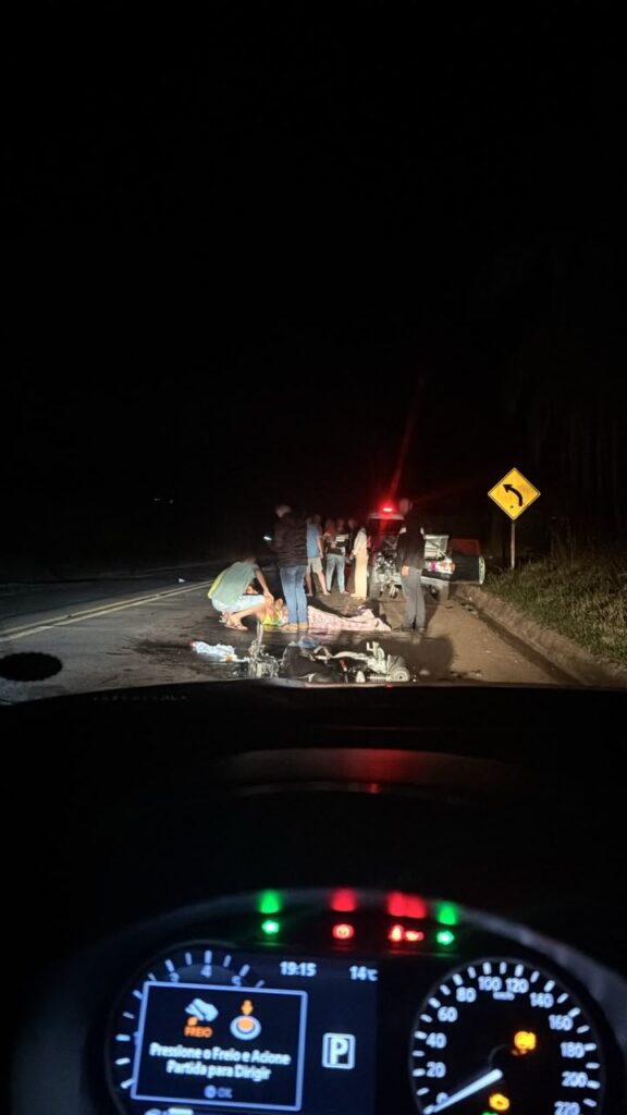 BR-356, Amarantina: sem CNH para moto, condutor recusa bafômetro após acertar traseira de carro