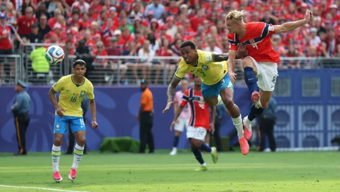 Haaland sobe livre na área e marca o primeiro gol da Noruega sobre o Brasil. Foto: Al Bello/Getty Images Haaland sobe livre na área e marca o primeiro gol da Noruega sobre o Brasil. Foto: Al Bello/Getty Images