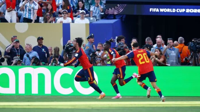 Ferran Torres comemora o gol que garantiu a vitória da Espanha sobre a Argentina na final da Copa do Mundo de 2026 — Foto: REUTERS/Agustin Marcarian