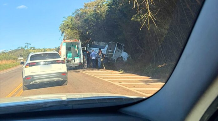 Itabirito: motorista perde o controle de caminhão cai em barranco na BR-356, próximo ao Laticínios ITA Itabirito: motorista perde o controle de caminhão cai em barranco na BR-356, próximo ao Laticínios ITA