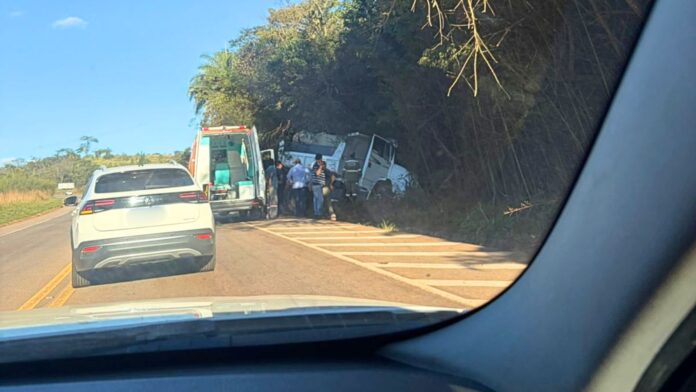 Itabirito: motorista perde o controle de caminhão cai em barranco na BR-356, próximo ao Laticínios ITA Itabirito: motorista perde o controle de caminhão cai em barranco na BR-356, próximo ao Laticínios ITA