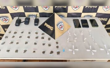 Itabirito: homem com drogas e 3 olheiros, sendo um de 15 e outro de 16 anos, são pegos no Padre Adelmo Itabirito: homem com drogas e 3 olheiros, sendo um de 15 e outro de 16 anos, são pegos no Padre Adelmo
