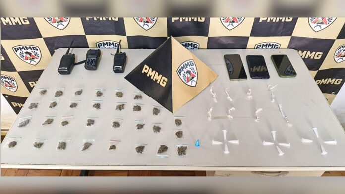 Itabirito: homem com drogas e 3 olheiros, sendo um de 15 e outro de 16 anos, são pegos no Padre Adelmo