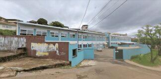 Aluna agride pedagoga com socos e puxões de cabelo durante festa junina em escola de Mariana Aluna agride pedagoga com socos e puxões de cabelo durante festa junina em escola de Mariana