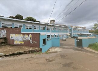 Aluna agride pedagoga com socos e puxões de cabelo durante festa junina em escola de Mariana Aluna agride pedagoga com socos e puxões de cabelo durante festa junina em escola de Mariana