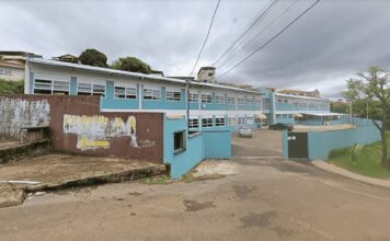 Aluna agride pedagoga com socos e puxões de cabelo durante festa junina em escola de Mariana Aluna agride pedagoga com socos e puxões de cabelo durante festa junina em escola de Mariana