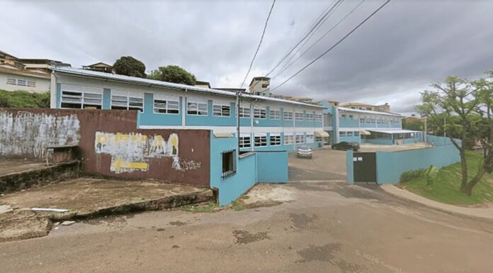 Aluna agride pedagoga com socos e puxões de cabelo durante festa junina em escola de Mariana Aluna agride pedagoga com socos e puxões de cabelo durante festa junina em escola de Mariana