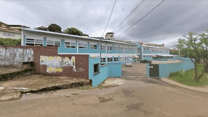Aluna agride pedagoga com socos e puxões de cabelo durante festa junina em escola de Mariana Aluna agride pedagoga com socos e puxões de cabelo durante festa junina em escola de Mariana