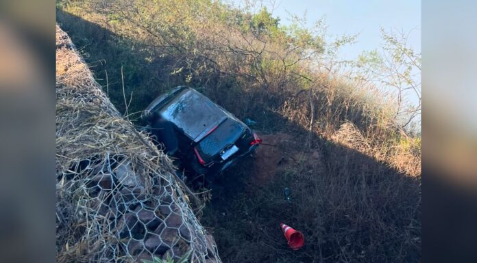 BR-356: mulher perde controle da direção e carro e cai em ribanceira na Serra da Santa, em Itabirito BR-356: mulher perde controle da direção e carro e cai em ribanceira na Serra da Santa, em Itabirito