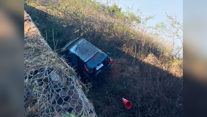 BR-356: mulher perde controle da direção e carro e cai em ribanceira na Serra da Santa, em Itabirito