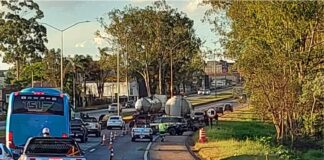 BR-040: motociclista fica ferido após colisão com carreta no Jardim Canadá BR-040: motociclista fica ferido após colisão com carreta no Jardim Canadá