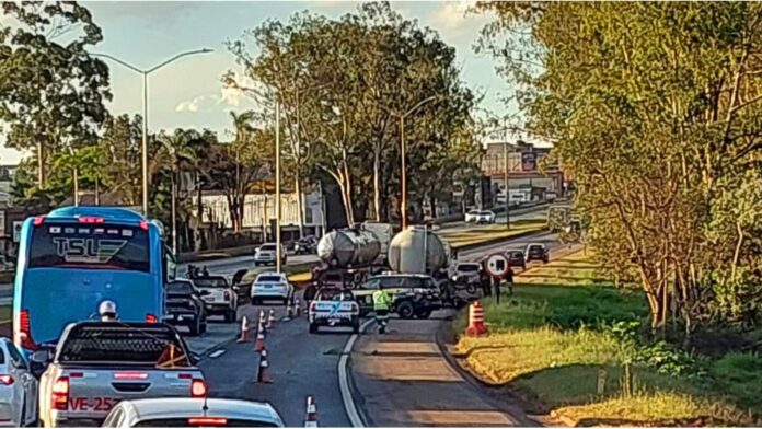 BR-040: motociclista fica ferido após colisão com carreta no Jardim Canadá BR-040: motociclista fica ferido após colisão com carreta no Jardim Canadá