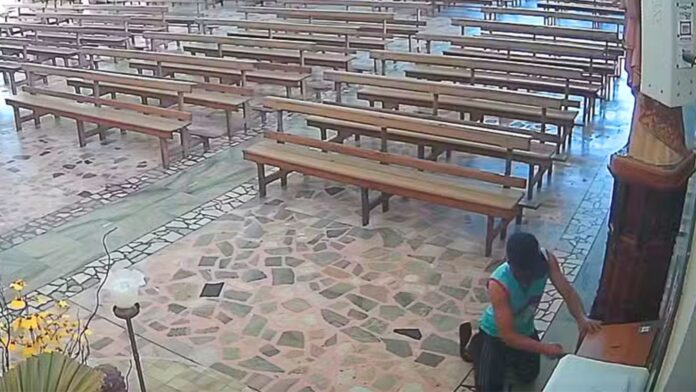 Após fingir oração, homem abre caixa e furta donativos de igreja em Minas Gerais; VEJA VÍDEO Após fingir oração, homem abre caixa e furta donativos de igreja em Minas Gerais; VEJA VÍDEO