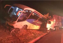MG: acidente entre ônibus e carreta mata mãe e filho na BR-135; 14 ficam feridos MG: acidente entre ônibus e carreta mata mãe e filho na BR-135; 14 ficam feridos