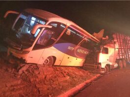 MG: acidente entre ônibus e carreta mata mãe e filho na BR-135; 14 ficam feridos MG: acidente entre ônibus e carreta mata mãe e filho na BR-135; 14 ficam feridos