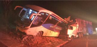 MG: acidente entre ônibus e carreta mata mãe e filho na BR-135; 14 ficam feridos MG: acidente entre ônibus e carreta mata mãe e filho na BR-135; 14 ficam feridos