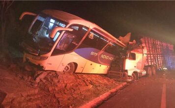 MG: acidente entre ônibus e carreta mata mãe e filho na BR-135; 14 ficam feridos MG: acidente entre ônibus e carreta mata mãe e filho na BR-135; 14 ficam feridos