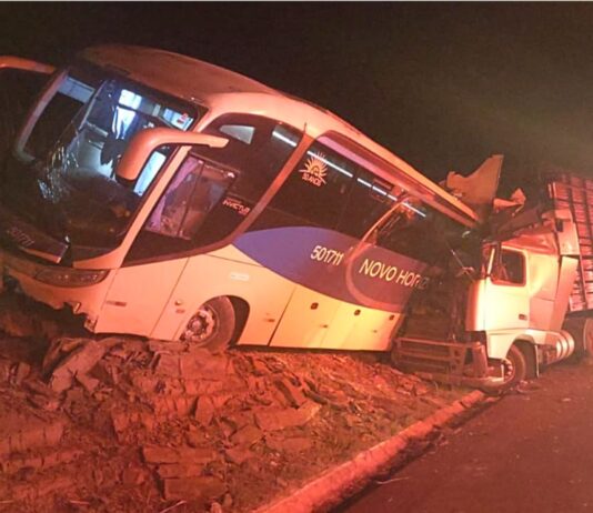 MG: acidente entre ônibus e carreta mata mãe e filho na BR-135; 14 ficam feridos MG: acidente entre ônibus e carreta mata mãe e filho na BR-135; 14 ficam feridos