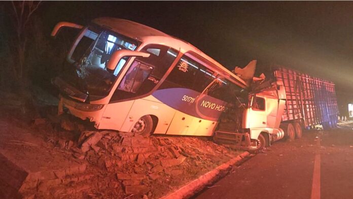 MG: acidente entre ônibus e carreta mata mãe e filho na BR-135; 14 ficam feridos MG: acidente entre ônibus e carreta mata mãe e filho na BR-135; 14 ficam feridos