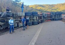 MG: motorista fica preso às ferragens após perder o controle de carreta e bater em barranco na BR-381 MG: motorista fica preso às ferragens após perder o controle de carreta e bater em barranco na BR-381