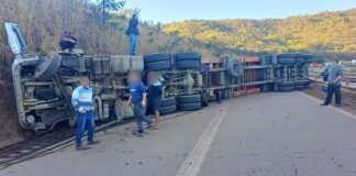 MG: motorista fica preso às ferragens após perder o controle de carreta e bater em barranco na BR-381 MG: motorista fica preso às ferragens após perder o controle de carreta e bater em barranco na BR-381