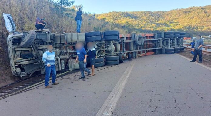 MG: motorista fica preso às ferragens após perder o controle de carreta e bater em barranco na BR-381 MG: motorista fica preso às ferragens após perder o controle de carreta e bater em barranco na BR-381