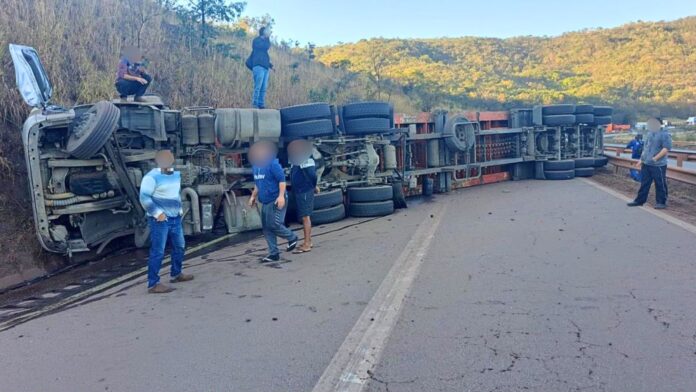 MG: motorista fica preso às ferragens após perder o controle de carreta e bater em barranco na BR-381