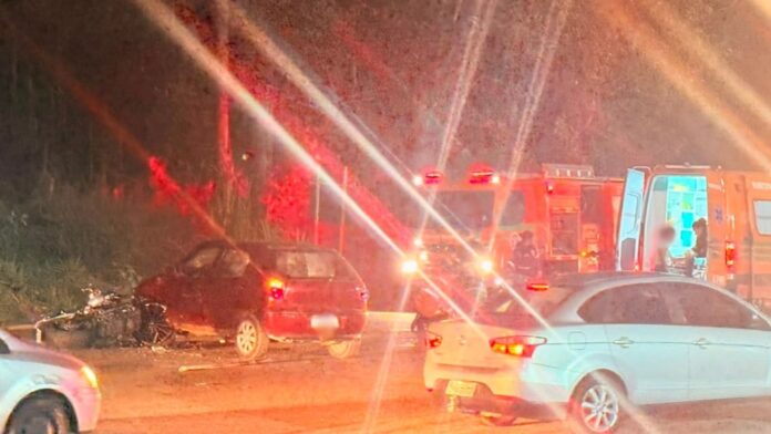 Itabirito: ao acessar a BR-356 pelo Calçadas, carro se envolve em acidente com moto