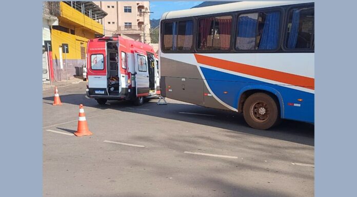 Idoso fica intubado na UPA após colisão com ônibus na rotatória da Ponte da Açucena, em Itabirito Idoso fica intubado na UPA após colisão com ônibus na rotatória da Ponte da Açucena, em Itabirito