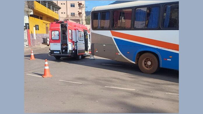 Idoso fica intubado na UPA após colisão com ônibus na rotatória da Ponte da Açucena, em Itabirito