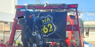 Decide andar de moto com placa levantada e veículo vai parar no pátio do Detran de Itabirito Decide andar de moto com placa levantada e veículo vai parar no pátio do Detran de Itabirito