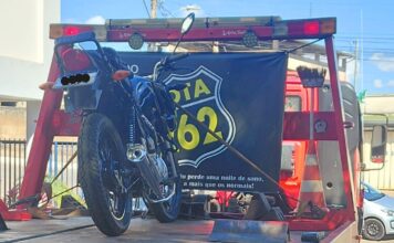 Decide andar de moto com placa levantada e veículo vai parar no pátio do Detran de Itabirito Decide andar de moto com placa levantada e veículo vai parar no pátio do Detran de Itabirito