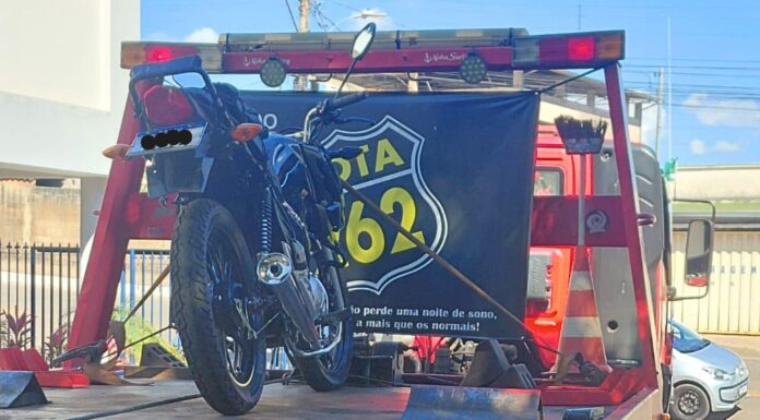 Decide andar de moto com placa levantada e veículo vai parar no pátio do Detran de Itabirito Decide andar de moto com placa levantada e veículo vai parar no pátio do Detran de Itabirito
