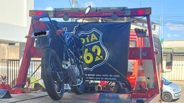 Decide andar de moto com placa levantada e veículo vai parar no pátio do Detran de Itabirito