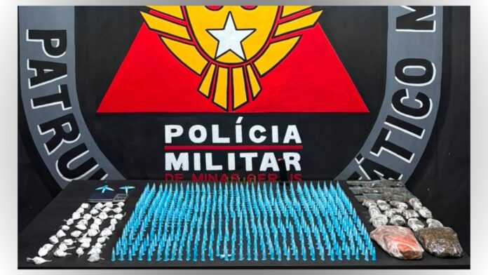 741 pinos de cocaína, moto clonada e munições: ação da PM em Mariana termina com 1 preso