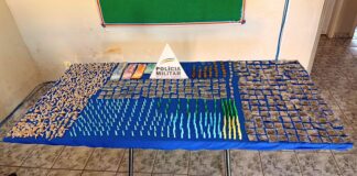 Tráfico e aliciamento de menores: PM apreende 914 porções de crack e cocaína em distrito de Ouro Preto Tráfico e possível aliciamento de menores: PM apreende 914 porções de crack e cocaína em distrito de Ouro Preto