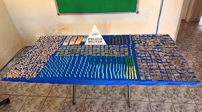Tráfico e aliciamento de menores: PM apreende 914 porções de crack e cocaína em distrito de Ouro Preto Tráfico e possível aliciamento de menores: PM apreende 914 porções de crack e cocaína em distrito de Ouro Preto
