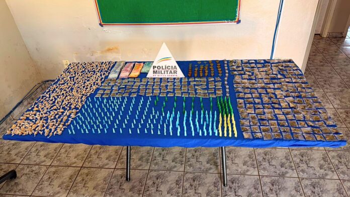 Tráfico e possível aliciamento de menores: PM apreende 914 porções de crack e cocaína em distrito de Ouro Preto Tráfico e possível aliciamento de menores: PM apreende 914 porções de crack e cocaína em distrito de Ouro Preto