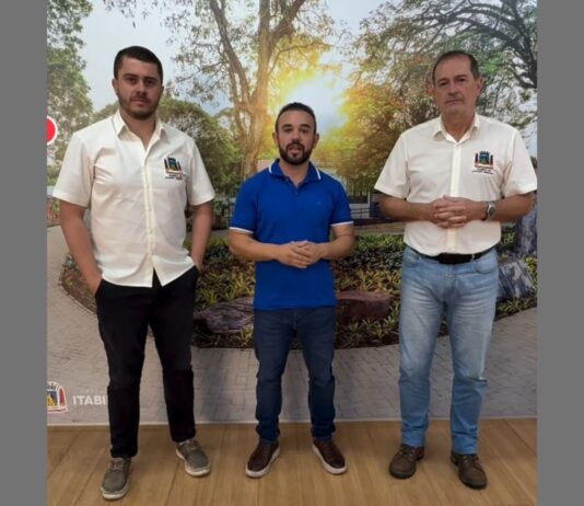 Itabirito anuncia recursos para construção de Unidade Básica de Saúde no bairro Água Limpa Raphael Rondow, Márcio Juninho e Élio da Mata anunciam para construção de UBS no bairro Água Limpa. Foto - reprodução.