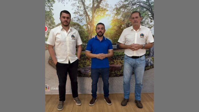 Raphael Rondow, Márcio Juninho e Élio da Mata anunciam para construção de UBS no bairro Água Limpa. Foto - reprodução. Raphael Rondow, Márcio Juninho e Élio da Mata anunciam para construção de UBS no bairro Água Limpa. Foto - reprodução.