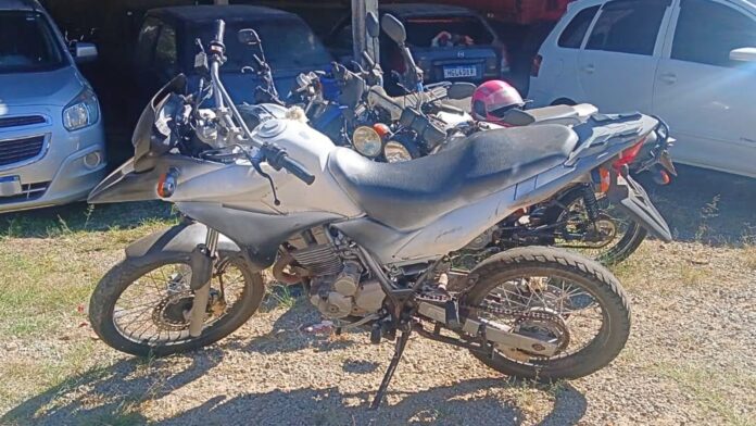 Adolescente diz ter comprado moto furtada por R$ 1,5 mil; drogas também são apreendidas em Itabirito Adolescente diz ter comprado moto furtada por R$ 1,5 mil; drogas também são apreendidas em Itabirito