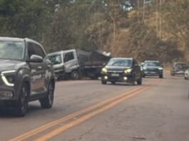BR-356: caminhão bate em barranco próximo à Lagoa das Codornas, em Nova Lima BR-356: caminhão bate em barranco próximo à Lagoa das Codornas, em Nova Lima